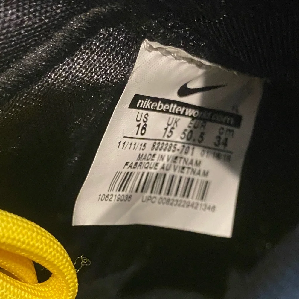 Nike football cleats NWOT